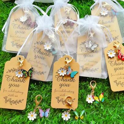 送给她的/他的礼物套装，36件装，蝴蝶雏菊钥匙扣，12个蝴蝶钥匙扣+12张卡片+12个礼品袋，适合洗礼派对、婚礼、迎婴派对、毕业典礼、教师节、感恩节等场合，附赠礼品袋和感谢卡