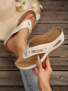 女士进口缝线金属扣坡跟人字拖，厚底镂空沙滩拖鞋，大码坡跟厚底凉鞋 - 米色 - 查看 4