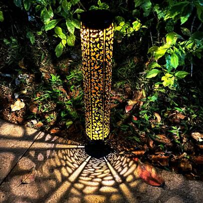 1个太阳能金属灯笼，适用于花园、庭院和草坪，带装饰性阴影图案的景观照明