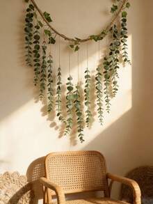 一款精致的装饰挂件，风格自然。饰以栩栩如生的仿真叶片，点缀着常春藤般的绿植。是热爱自然的房主或室内设计爱好者的理想之选，可用于装饰客厅、卧室或活动空间，增添一抹绿意和质朴魅力。