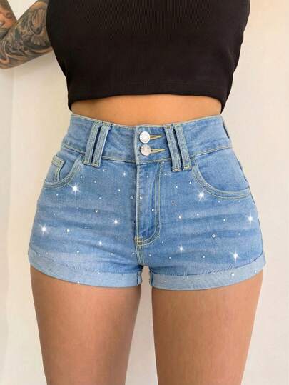 浅蓝色牛仔迷你短裤，饰有闪亮水钻，舒适中等弹力，专为女性设计。