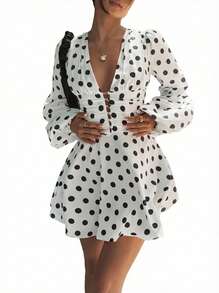 Blazique 这款时尚年轻女士的迷人波点V领灯笼袖迷你连衣裙，采用纽扣前襟和荷叶边下摆设计，是约会之夜、生日派对和婚礼宾客着装的理想选择，也是优雅百搭的休闲装扮。 - 黑與白 - 查看 1