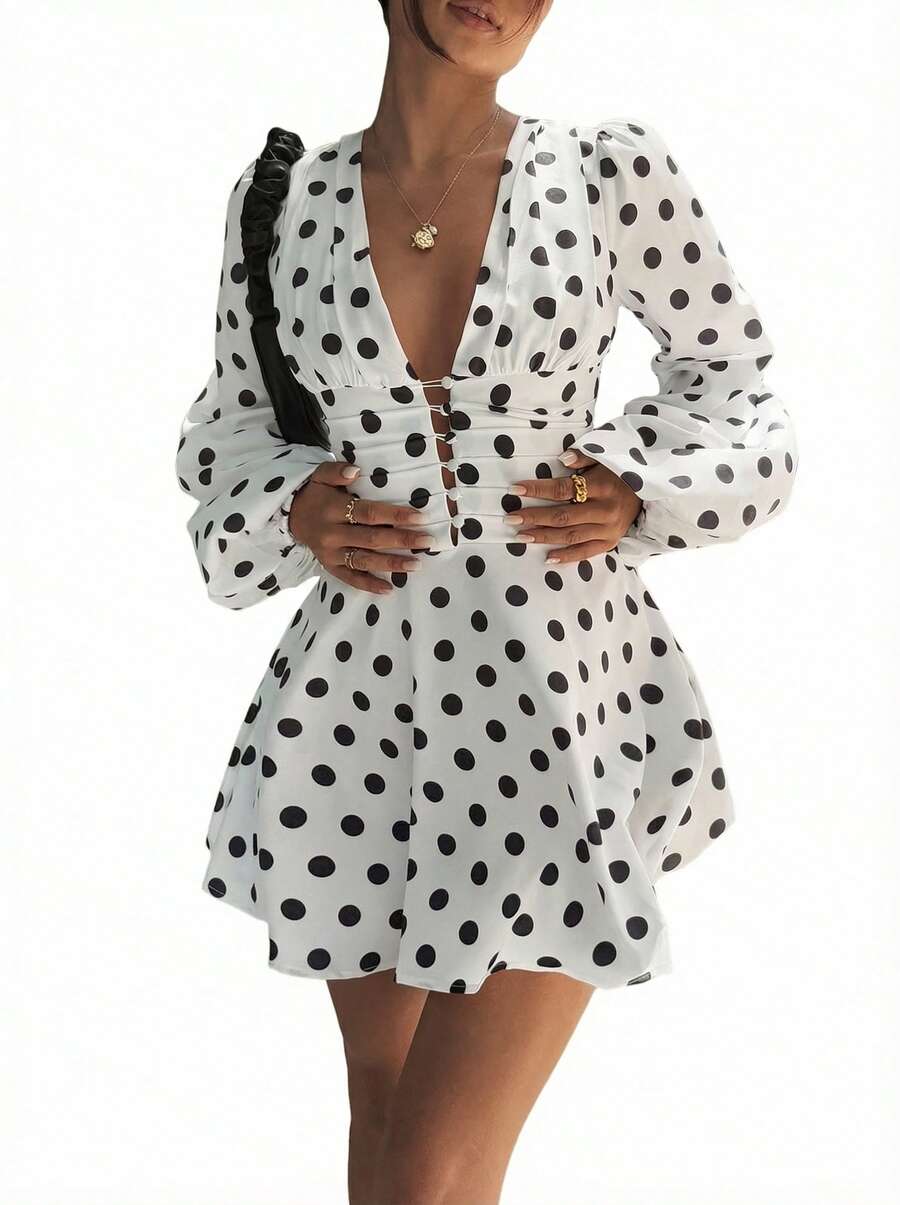 Blazique 这款时尚年轻女士的迷人波点V领灯笼袖迷你连衣裙，采用纽扣前襟和荷叶边下摆设计，是约会之夜、生日派对和婚礼宾客着装的理想选择，也是优雅百搭的休闲装扮。 - 黑與白 - 查看 1