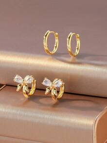 两对简约的圈形耳环和蝴蝶结耳环，暖金色调，适合各种肤色，镶嵌锆石，兼具甜美与酷感风格，适合日常通勤、约会、聚会、休闲外出和半正式场合。 - 耳圈套裝 - 查看 6