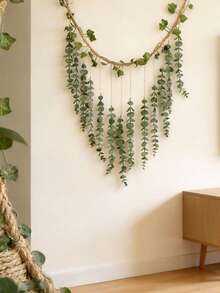 一款精致的装饰挂件，风格自然。饰以栩栩如生的仿真叶片，点缀着常春藤般的绿植。是热爱自然的房主或室内设计爱好者的理想之选，可用于装饰客厅、卧室或活动空间，增添一抹绿意和质朴魅力。