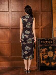 Đầm cổ đứng nữ với chi tiết lưới xuyên thấu và xẻ tà sau - Kiểu dáng ôm sát, tay ngắn, in họa tiết, kiểu sườn xám hiện đại, dáng midi, phù hợp cho các dịp công sở, sự kiện kinh doanh trang trọng, lễ hội văn hóa, trang phục dự đám cưới và trang phục thường ngày thanh lịch. - màu đen - Xem 4