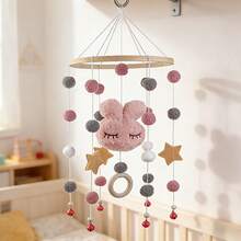 con conejo de fieltro rosa, bolas, estrellas, campanas y anillos de madera. - 1 pza. - Ver 12