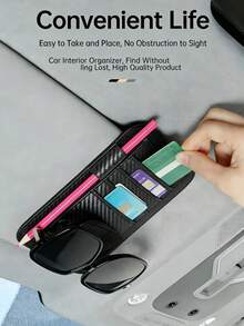 这款多功能遮阳板收纳袋配备多个卡槽和眼镜架，采用优质皮革制成，经久耐用。设计简约时尚，适合各种车型内饰风格。卡片和眼镜可轻松快速取用，且不影响视线。只需将其按压在遮阳板上即可固定到位。 - 五層收納夾 - 查看 1