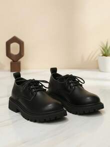 Nuevos zapatos Oxford tipo mocasín estilo británico negro mate para niños, de cuero sintético transpirable de alta calidad con diseño de cordones, punta redonda para protección del pie, suela gruesa de goma antideslizante y resistente al desgaste con ligero aumento de altura; unisex para estudiantes, adecuado para niños de 3-16 años, uso en todas las estaciones, versátil para campus, uso diario en interiores y exteriores - Negro - Ver 1