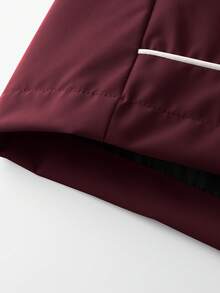 Áo khoác nam có mũ trùm đầu và khóa kéo, điểm nhấn là các sọc phản quang thời trang, thiết kế khóa kéo tinh tế, phù hợp cho hoạt động thể thao hoặc mặc thường ngày. - Màu Đỏ Sâu - Xem 7