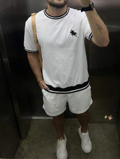 男士休闲复古硬币刺绣短袖白色T恤，适合日常通勤、春夏穿着