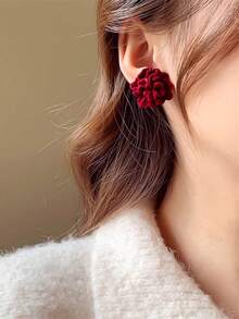 一对复古奢华时尚优雅小众红色植绒花朵耳环，适合女性日常、节日和约会佩戴。 - 樹脂花朵 - 查看 2