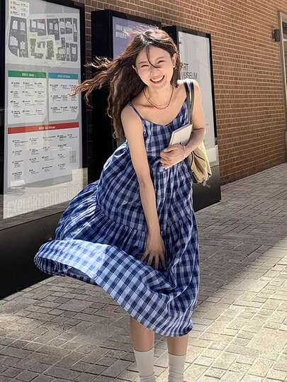 宽松格纹吊带连衣裙，夏季少女格纹长裙，修身显瘦