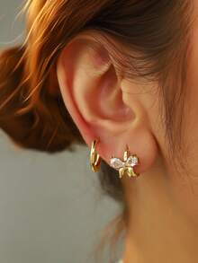 两对简约的圈形耳环和蝴蝶结耳环，暖金色调，适合各种肤色，镶嵌锆石，兼具甜美与酷感风格，适合日常通勤、约会、聚会、休闲外出和半正式场合。 - 耳圈套裝 - 查看 5