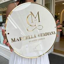 Letrero personalizado para salón con fondo blanco y letras doradas, incluye todo el material de montaje. Letrero de negocio de oficina, letrero de logotipo personalizado, letrero de negocio al aire libre, decoración de salón de belleza, logotipo de boutique personalizado, logotipo 3D de negocio, letrero moderno de acrílico, letrero de logotipo personalizado, letrero de logotipo redondo de acrílico, letrero de logotipo de negocio, letrero de salón, letrero para negocio, letrero de negocio de acrílico - Multicolor - Ver 5