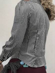 Áo sơ mi cổ chữ V xếp ly mới, kiểu dáng thắt eo, kẻ sọc, cài cúc phía trước, vạt áo xếp ly, thích hợp cho mùa xuân. - Đen và trắng - Xem 4