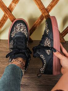 女士休闲运动鞋，黑色，透气豹纹面料设计，轻便舒适，四季皆宜，PU皮革鞋面，棕色EVA鞋底，织物内衬，情人节礼物，时尚滑板鞋 - 紋棕底 - 查看 2