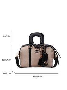 这款女士手提包采用撞色设计，饰有字母图案和小猫饼干吊坠。侧面采用菱形网格设计，并配有顺滑的金属拉链。包身设有双提手和可调节长肩带，方便您手提、肩背或斜挎。 - 黑色 - 查看 2