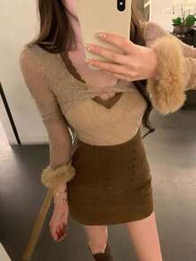 V领扭花蕾丝衬衫，配兔毛袖口 - 摩卡棕 - 查看 6