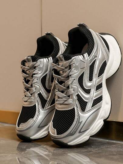 Zapatillas deportivas de mujer con parches de malla multifunción, puntera redonda, suela gruesa con cordones, tacón de cuña, casual, suela de goma antideslizante, resistente al desgaste, ligera y versátil para uso diario, parches de plata, blanco y blanco pequeño