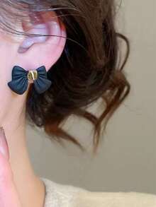 1 paire de boucles d'oreilles à clous élégantes de style français rétro et de luxe avec un nœud papillon, convenant pour le port quotidien et les vacances des adolescentes - Arc - Voir 2