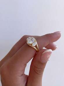 1枚优雅弧形三石立方氧化锆925纯银戒指，独特精致的设计，专为女性打造，是派对和盛会的完美之选，精工细作的珠宝，也是送给女友的周年纪念礼物。 - 弧面三蛋戒 - 查看 4