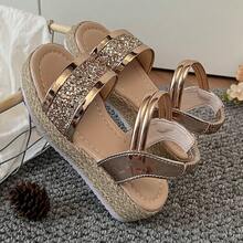 女童闪亮银色厚底凉鞋 - 金属搭扣沙滩拖鞋，派对和度假必备鞋款 - 杏色 - 查看 8