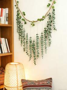 一款精致的装饰挂件，风格自然。饰以栩栩如生的仿真叶片，点缀着常春藤般的绿植。是热爱自然的房主或室内设计爱好者的理想之选，可用于装饰客厅、卧室或活动空间，增添一抹绿意和质朴魅力。