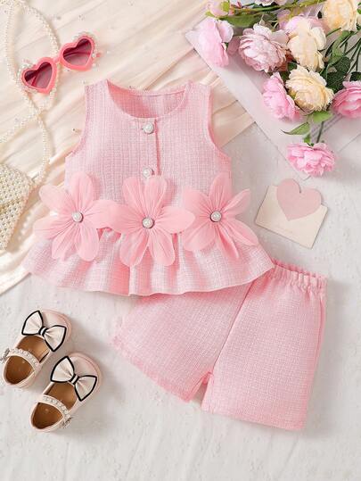 两件套女婴可爱纯色圆领无袖荷叶边下摆花朵装饰纽扣半开襟背心上衣搭配松紧腰短裤，时尚休闲套装，春夏皆宜，适合日常外出和生日礼物