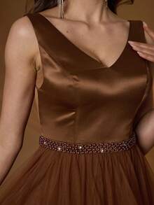 Đầm dạ hội dáng rộng thanh lịch cổ chữ V mới về của Mgiacy, đính ngọc trai và hạt cườm, chất liệu lưới, thích hợp cho mùa hè và đám cưới. - màu nâu - Xem 8
