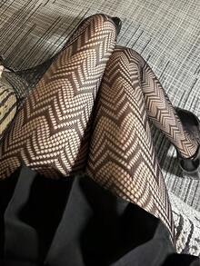 女士黑红人字纹渔网袜 - 弹力高腰透明网眼过膝袜，适合Y2K美学、派对、夜店装扮和情人节穿着 - 彩色 - 查看 2