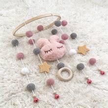 con conejo de fieltro rosa, bolas, estrellas, campanas y anillos de madera. - 1 pza. - Ver 3