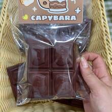 柔软油润的猫形巧克力咖啡香味减压玩具，适合释放压力、舒缓情绪，是馈赠亲友、节日礼物、生日礼物等的理想之选。 - 彩色 - 查看 1