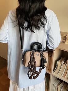 这款女士手提包采用撞色设计，饰有字母图案和小猫饼干吊坠。侧面采用菱形网格设计，并配有顺滑的金属拉链。包身设有双提手和可调节长肩带，方便您手提、肩背或斜挎。 - 黑色 - 查看 6