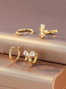 两对简约的圈形耳环和蝴蝶结耳环，暖金色调，适合各种肤色，镶嵌锆石，兼具甜美与酷感风格，适合日常通勤、约会、聚会、休闲外出和半正式场合。 - 耳圈套裝 - 查看 3