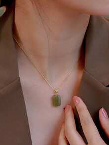 女士绿色长方形吊坠项链，优雅复古风格，独特设计，精致百搭，适合日常佩戴，亦可作为节日礼物。 - 金色 - 查看 2