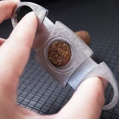 1pc Metal Cigar Cutter, Stainless Steel Damascus Pattern Double Blade Cigar Scissors, Artistic Pattern Stainless Steel Cigar Cutter - Portable, Sharp Double Blade Scissors With Keychain Hole - Elegant Gray And Black Design, Suitable For Cigar Enthusiasts