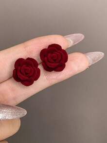 一对小巧优雅的复古红色植绒玫瑰花耳环，适合女性在休闲、节日或约会等场合佩戴。 - 玫瑰花 - 查看 5