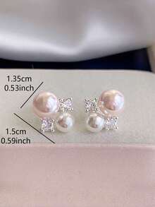 一对优雅迷人的柔软仿珍珠水晶耳钉，适合女性日常通勤、订婚、晚宴、节日等场合佩戴。 - 彩色 - 查看 5