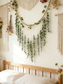 一款精致的装饰挂件，风格自然。饰以栩栩如生的仿真叶片，点缀着常春藤般的绿植。是热爱自然的房主或室内设计爱好者的理想之选，可用于装饰客厅、卧室或活动空间，增添一抹绿意和质朴魅力。