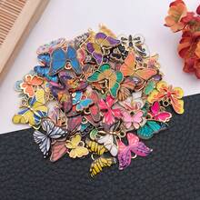 时尚珐琅蝴蝶吊坠套装（10/20/24/52个）。精致吊坠，非常适合DIY手链、项链和钥匙扣。 - 彩色 - 查看 13