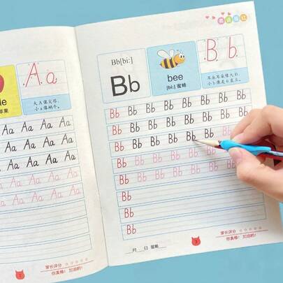 Caderno de Alfabeto Inglês com 32 Páginas + Brinde (2 Lápis e 1 Porta-Lápis), Ideal para Aprender a Caligrafia Inglesa, Praticar o Alfabeto Inglês, Fazer Exercícios de Caligrafia, Escrever e Praticar Caligrafia em Inglês