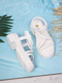 1双2026新款儿童舒适透气交叉绑带露趾松紧带平底踝带白色厚底凉鞋，适合夏季日常/海滩郊游、校园等场合。 - 白色 - 查看 3