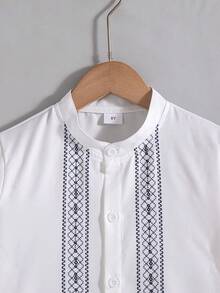 Set de 2 piezas Ropa casual de salida para niños con diseño de botones de cuello alto y manga corta con estampado de moda y pantalones cortos de cintura elástica con cordón falso, primavera/verano - Blanco - Ver 3