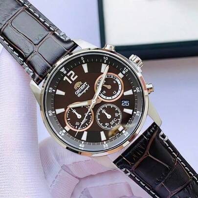 Orient 男士石英表，带日历显示，适合正式场合和日常佩戴，是馈赠亲朋好友的珍贵礼物。RA-KV0006Y10B