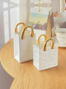 Vaso de Bolsa de Compras Branca com Alça Dourada - Design Minimalista Moderno, Ideal para Estante da Sala de Estar, Mesa de Centro e Mesa de Jantar. Pode Acomodar Flores Frescas ou Flores Artificiais, como Tulipas, Adicionando um Toque Estiloso e Elegante, um Vaso Decorativo Chique e Popular para Decoração Interna. Adequado para Sala de Estar, Quarto, Escritório, Casamento, Atmosfera de Feriado, Dia dos Namorados, Presente de Casamento, Melhor Presente de Feriado, Decoração de Prateleira de Exibição, Presente de Aniversário, Presente de Formatura, Etc. Item Decorativo Pequeno e Requintado, Especialmente Projetado para Mesa, Estante e Pequenos Espaços. - A - Visão 4
