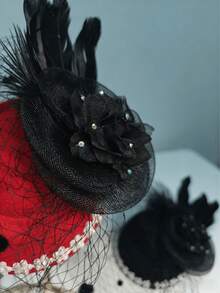 1件女士头饰帽，带网纱面纱、羽毛花朵和珍珠饰边，复古优雅鸡尾酒会头饰，红、白、黑三色可选，是婚礼、肯塔基德比、下午茶派对和复古主题活动的理想之选 - A - 查看 8