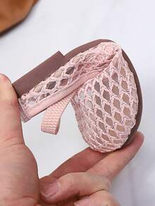 1双女童2026新款网眼镂空平底套脚凉鞋，透气防滑软底，适合小女孩夏季户外/沙滩穿着 - 粉色 - 查看 8