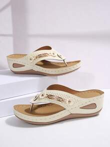 女士进口缝线金属扣坡跟人字拖，厚底镂空沙滩拖鞋，大码坡跟厚底凉鞋 - 米色 - 查看 3