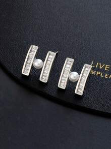 一对优雅的925纯银仿珍珠白色字母H耳钉，适合作为女神节的简约百搭礼物。 - 耳環 - 查看 2